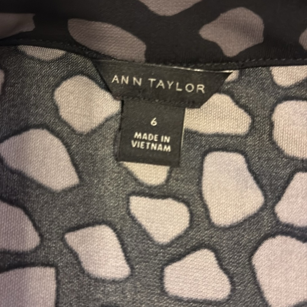 Ann Taylor Black and Gray Wrap Dress V-Neck Long Sleeve. Size 6 - Picture 8 of 9